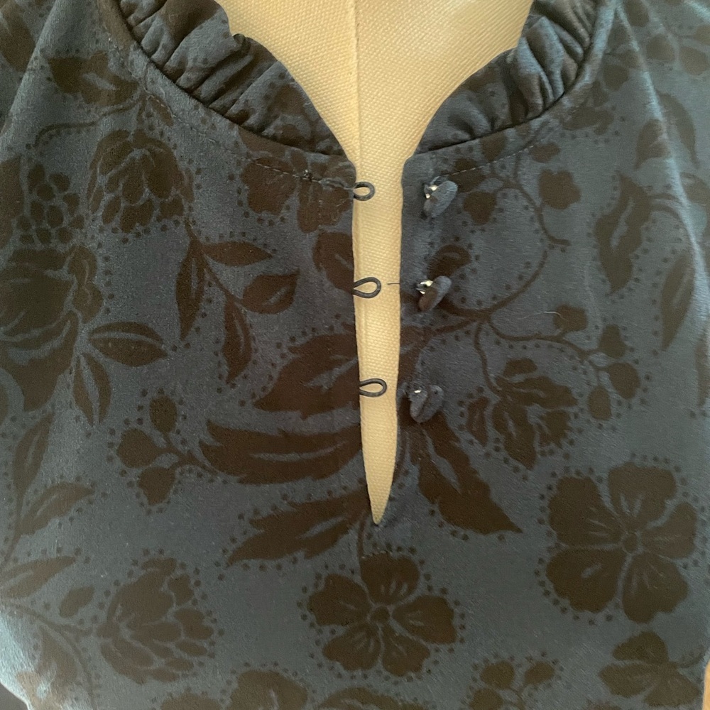 NWT Anne Taylor Floral Ruffle Neck Top in Blue and Black Small Petite - Picture 4 of 6